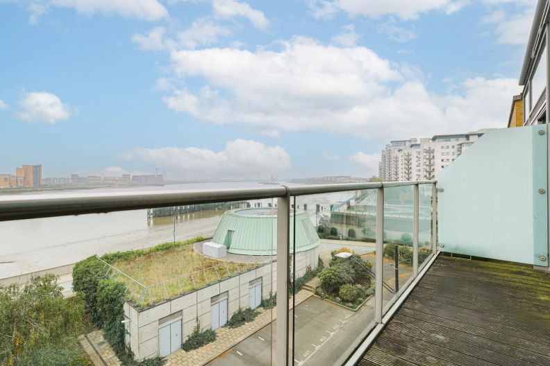 2 bedrooms apartments/flats to sale in Argyll Road, London-image 2