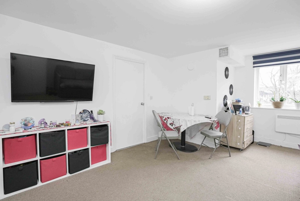 2 bedrooms apartments/flats for sale in Rush Grove Street, Woolwich - SE18 view 3