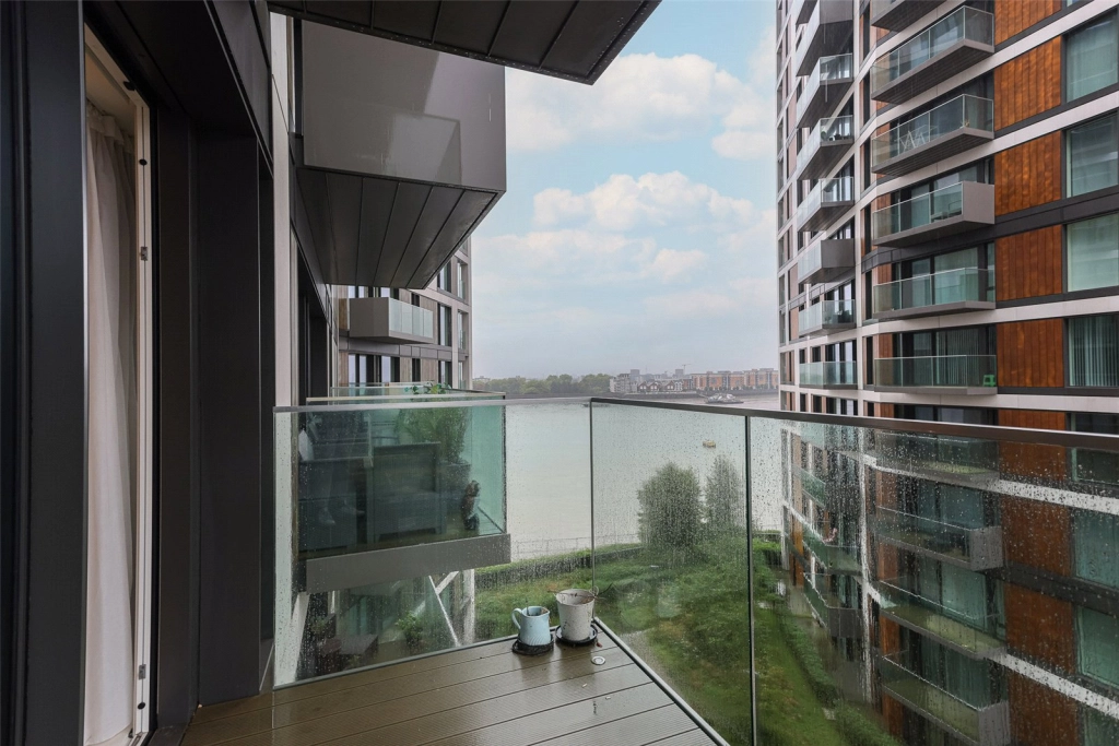 1 bedroom apartments/flats for sale in Duke of Wellington Avenue, Woolwich - SE18 view 8