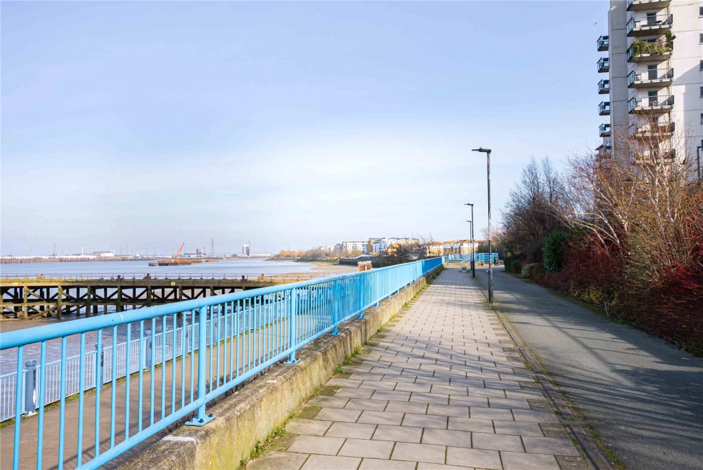 1 bedroom apartments/flats for sale in Duke of Wellington Avenue, Woolwich - SE18 view 18