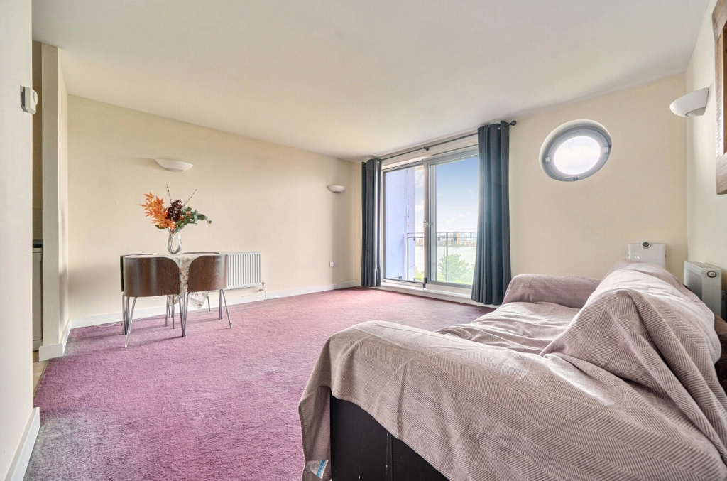 2 bedrooms apartments/flats for sale in Tideslea Path, Thamesmead - SE28 view 3
