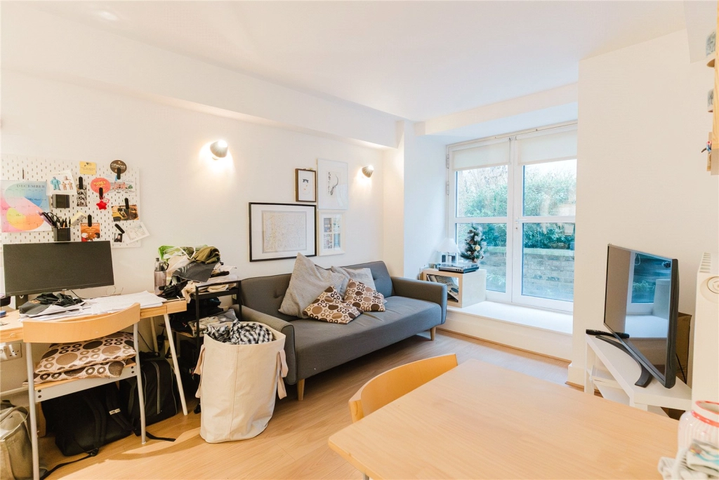 1 bedroom apartments/flats for sale in Cadogan Road, Woolwich - SE18 view 2