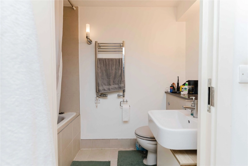 1 bedroom apartments/flats for sale in Cadogan Road, Woolwich - SE18 view 4