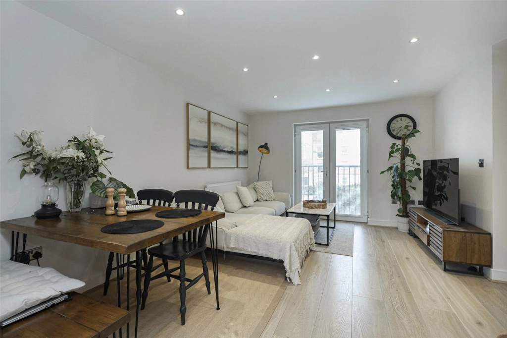 2 bedrooms apartments/flats for sale in Pettacre Close, Woolwich - SE28 view 2