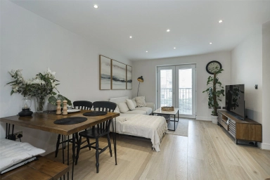 Pettacre Close, Woolwich - SE28 view 2