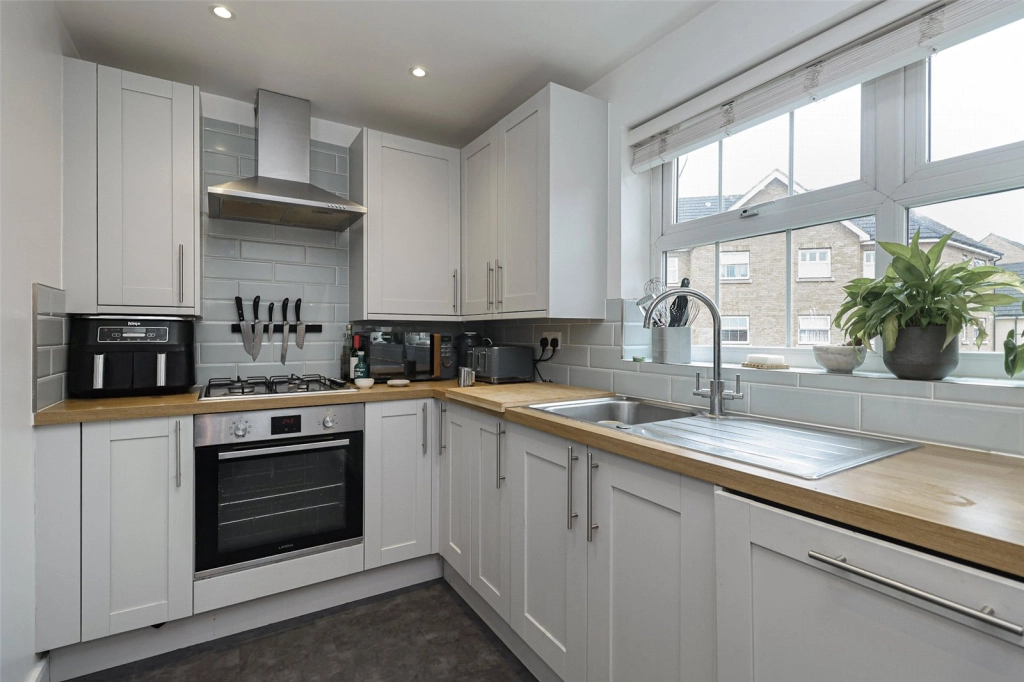 2 bedrooms apartments/flats for sale in Pettacre Close, Woolwich - SE28 view 3