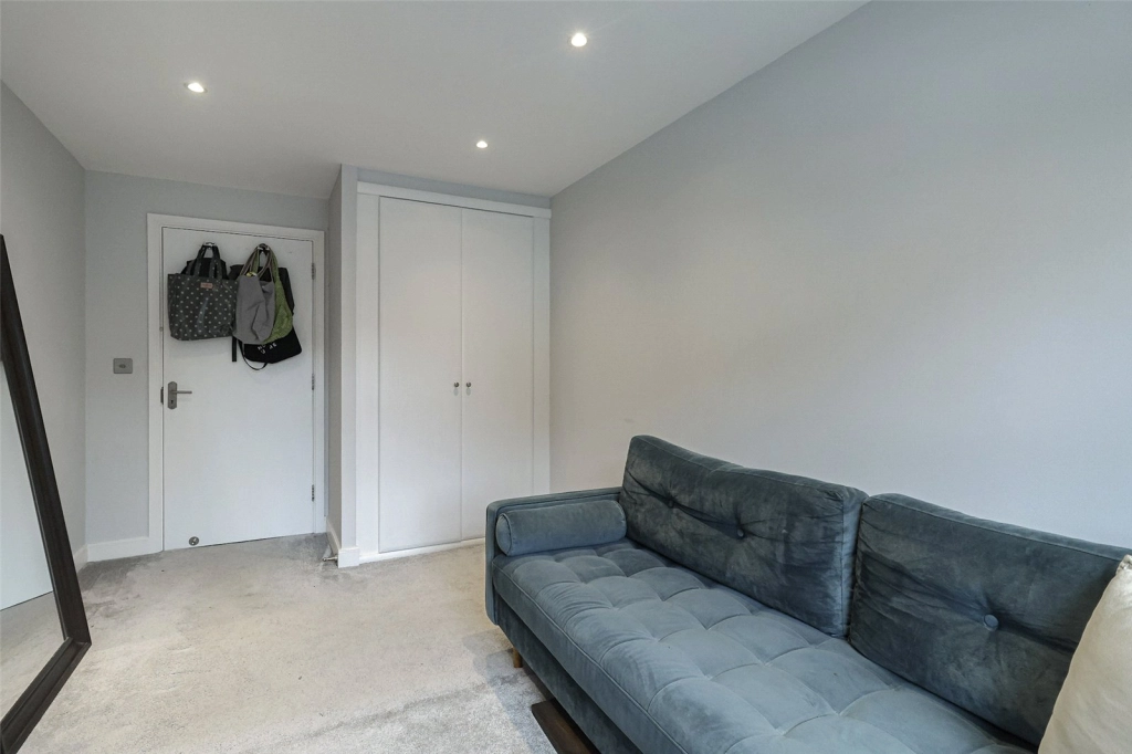2 bedrooms apartments/flats for sale in Pettacre Close, Woolwich - SE28 view 16