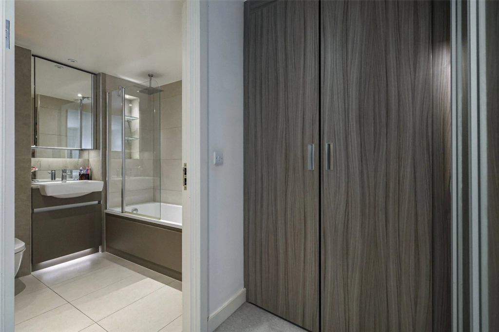 2 bedrooms apartments/flats for sale in Duke of Wellington Avenue, Woolwich - SE18 view 15