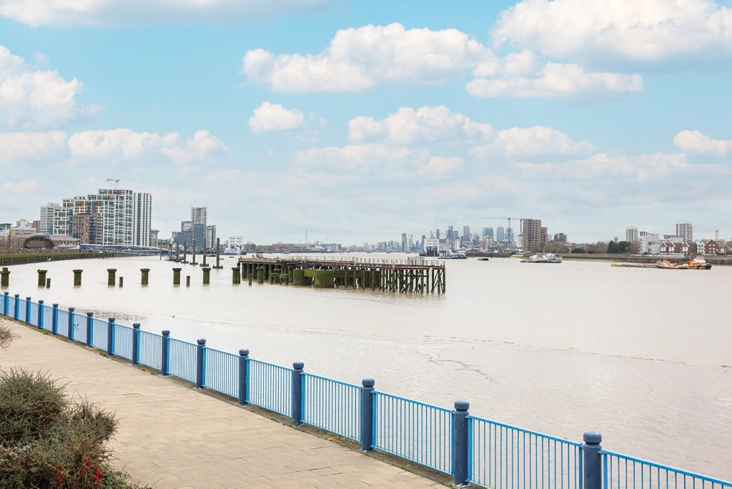 2 bedrooms apartments/flats for sale in Erebus Drive, London - SE28 view 4