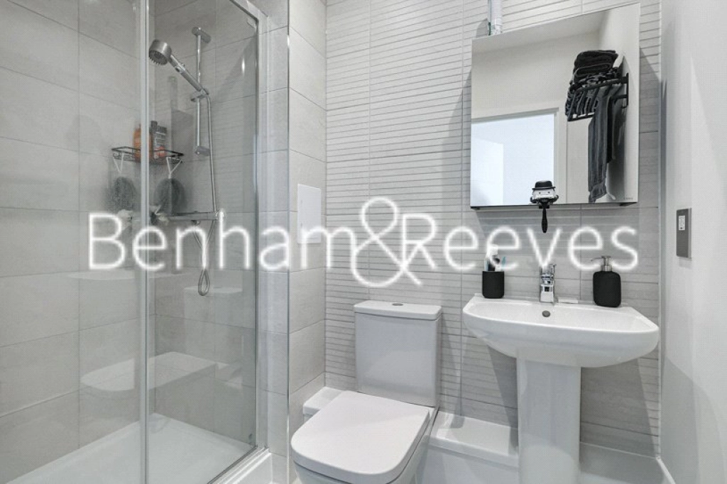 2 bedrooms apartments/flats for sale in Vousden Grove, London - SE28 view 5