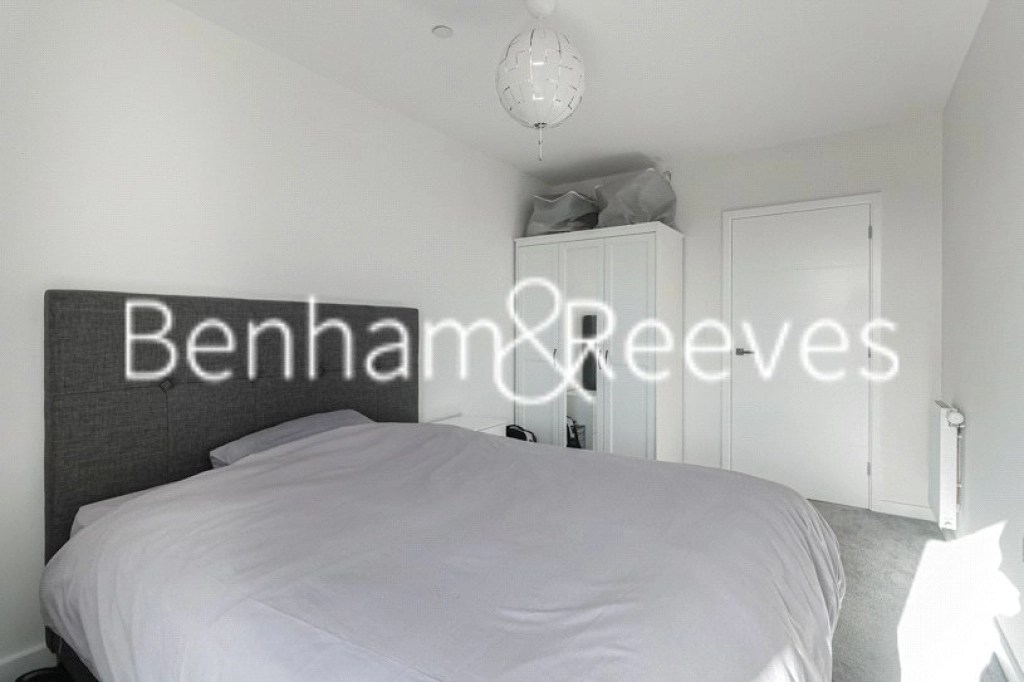 2 bedrooms apartments/flats for sale in Vousden Grove, London - SE28 view 8