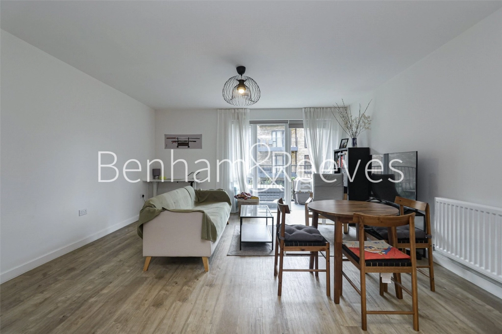 1 bedroom apartments/flats for sale in Vousden Grove, London - SE28 view 3