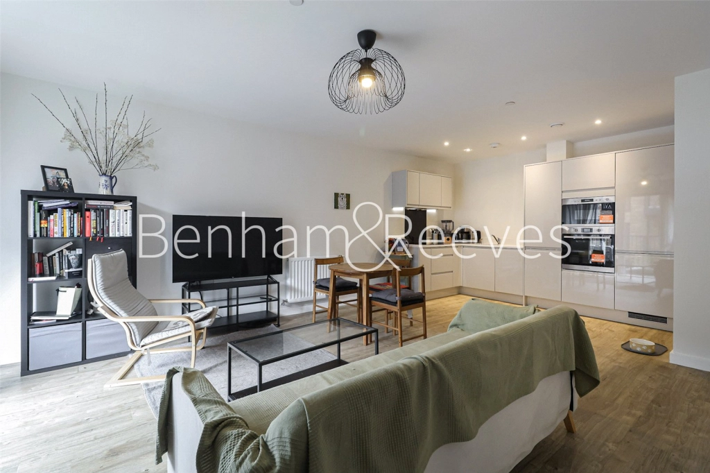1 bedroom apartments/flats for sale in Vousden Grove, London - SE28 view 2
