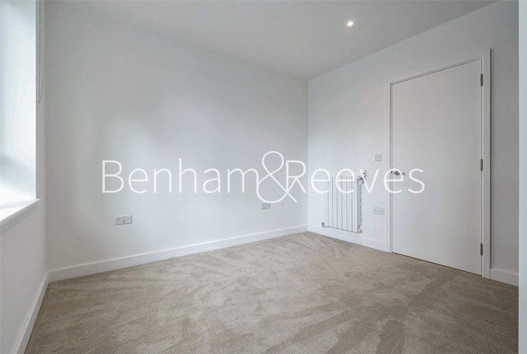 1 bedroom apartments/flats for sale in Pilkington Terrace Pettman Crescent, London - SE28 view 4