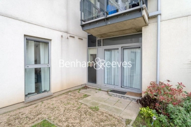 Erebus Drive, London - SE28 view 6