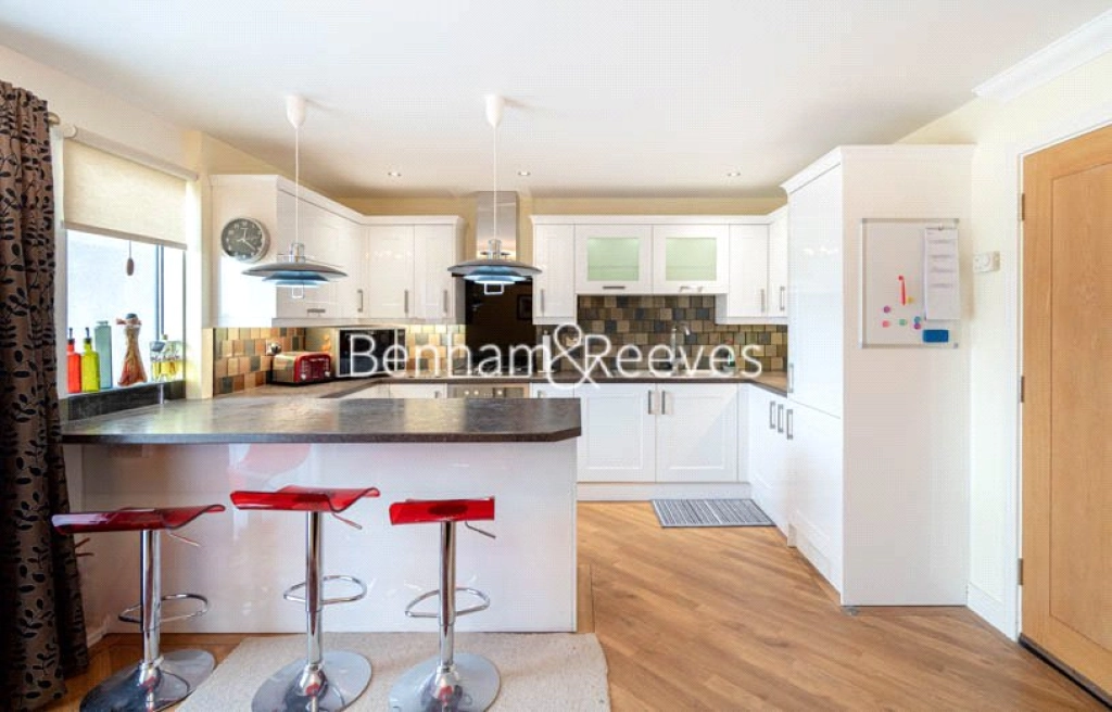 2 bedrooms apartments/flats for sale in Erebus Drive, London - SE28 view 9