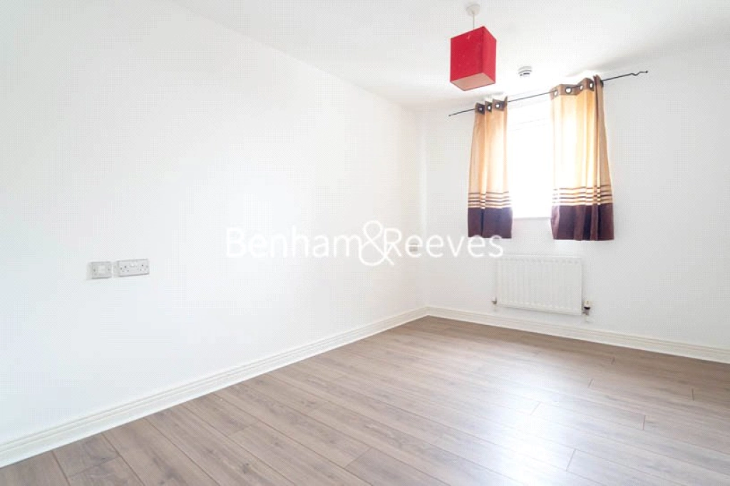 2 bedrooms apartments/flats for sale in Erebus Drive, London - SE28 view 3