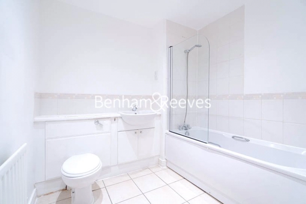2 bedrooms apartments/flats for sale in Erebus Drive, London - SE28 view 4