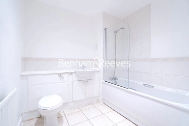 Erebus Drive, London - SE28 view 4