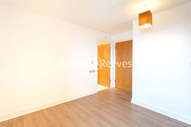 Erebus Drive, London - SE28 view 9