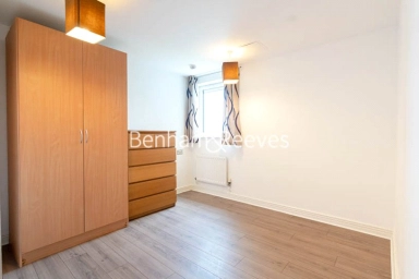 Erebus Drive, London - SE28 view 22