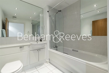 Erebus Drive, London - SE28 view 22