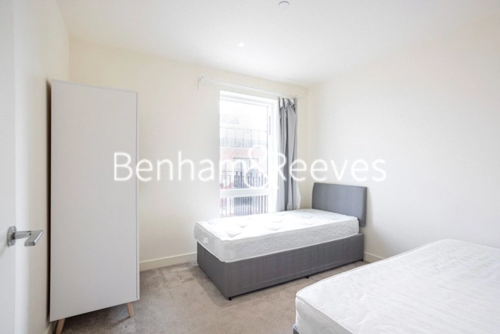 2 bedrooms apartments/flats for sale in New Warren Lane, London - SE18 view 3