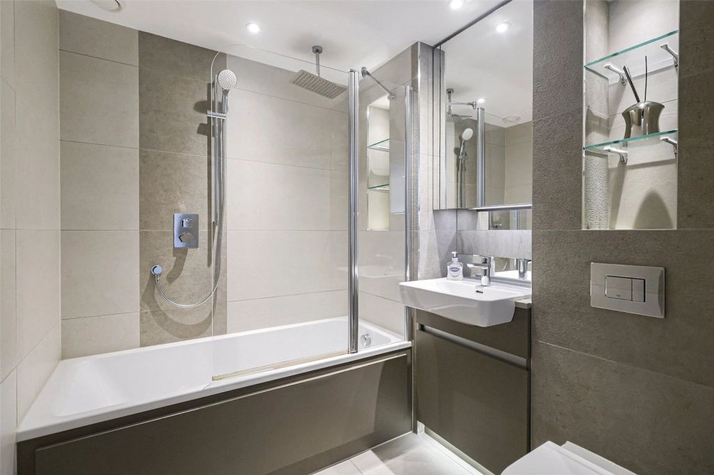 1 bedroom apartments/flats for sale in Duke of Wellington Avenue, Woolwich - SE18 view 5