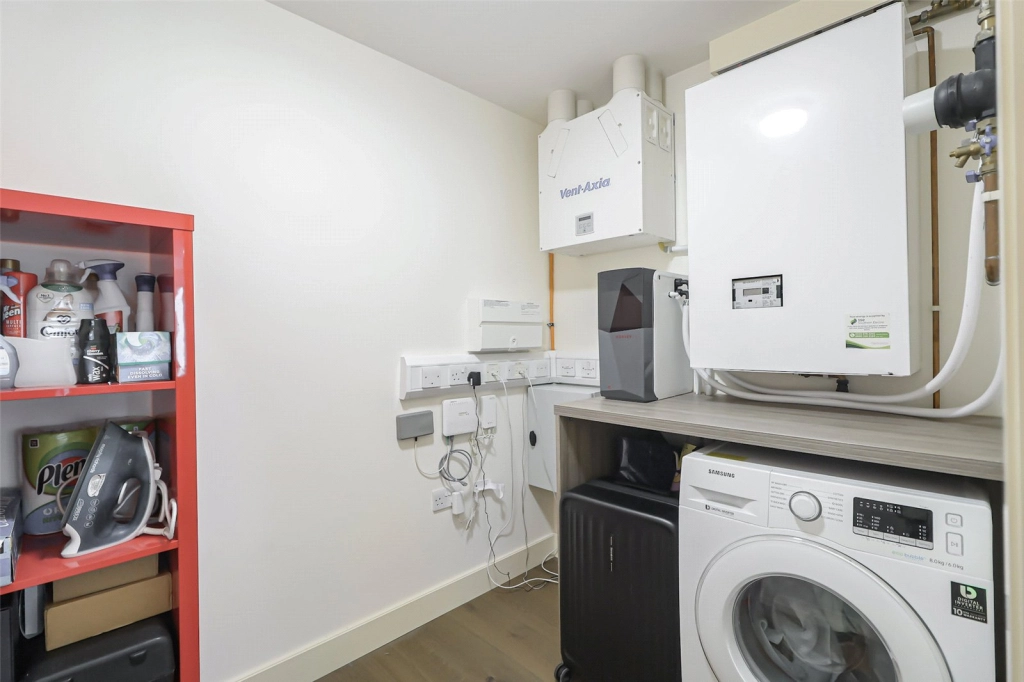1 bedroom apartments/flats for sale in Duke of Wellington Avenue, Woolwich - SE18 view 6