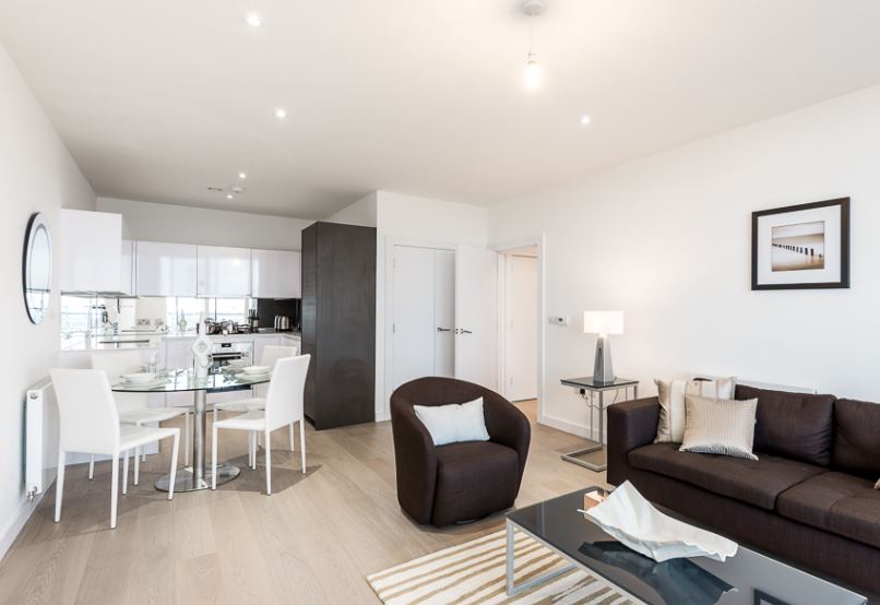 2 bed flat to rent in River Garden, £450