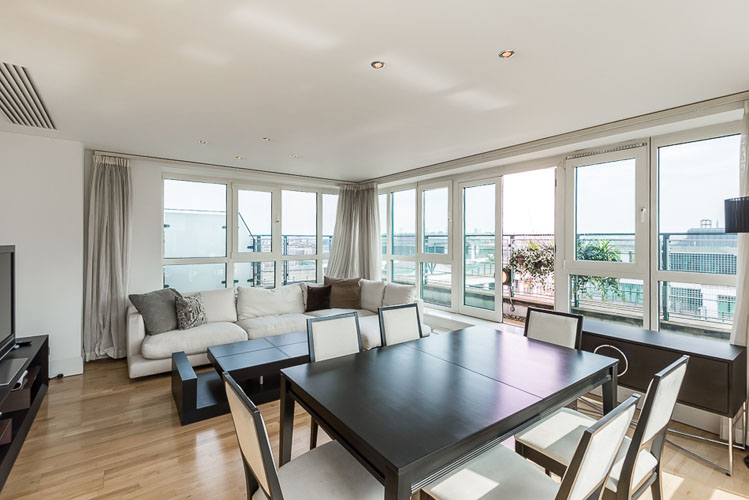 3 bed flat to rent in Kensington, £1,250 pw 