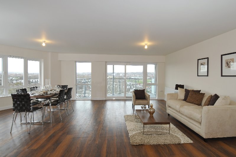2 bed flat to rent in Beaufort Park, NW9 £420pw