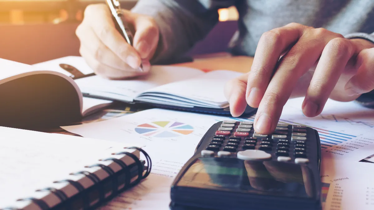 Finances and calculate on desk